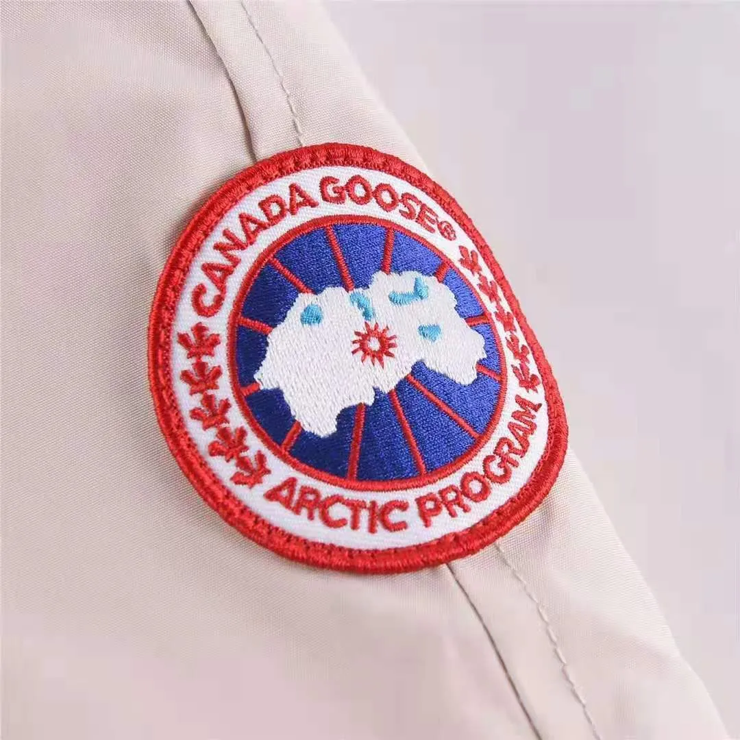 P780 with dust bag) Canada Goose Canada Goose #Chilliwack 7999M bomber jacket short down jacket ➖ Genuine synchronous anti-counterfeiting chip sensor! ➖ Imported 21-count polyester-cotton blended original fabric [last year’s 16-count/18-count hard fabrics have been completely eliminated, this year all use 21-count genuine synchronous fabrics, the soft mid-strap feels delicate and textured], genuine synchronous Feather-Light 10D waterproof coating fabric, made of 84.5 polyester fiber and 15.5 cotton, 100% the best feel in the entire network! ➖ The genuine official website is synchronized with the national standard 80 white duck down, you can check the official website customer service, there will never be a series of misleading claims such as 90 down or goose down! ➖ Using the best nylon lining with double double-layer sealing design, velvet-proof No. 7 needle + grid-filled down ready-made garments, there is 100% no so-called velvet running! ➖ The cuffs are designed with thickened seamless threads, and the collar and pockets are lined with top-quality polar fleece to keep you warm and comfortable! ➖ Yoshida YKK provides original custom-made electroplated sliders. YKK two-way lockable zippers are tight and smooth and will not peel off paint! ➖ 3M composite guarantees that the Velcro is the same as the original, durable, and all accessories and hardware are custom-made! ➖ Imported BEHRINGER embroidery machine to customize the 10,000-needle embroidery logo, 98% of which can be reproduced to restore the original logo. You can check and compare on the official website! 01 models for men and women SIZE: XS S M L XL XXL